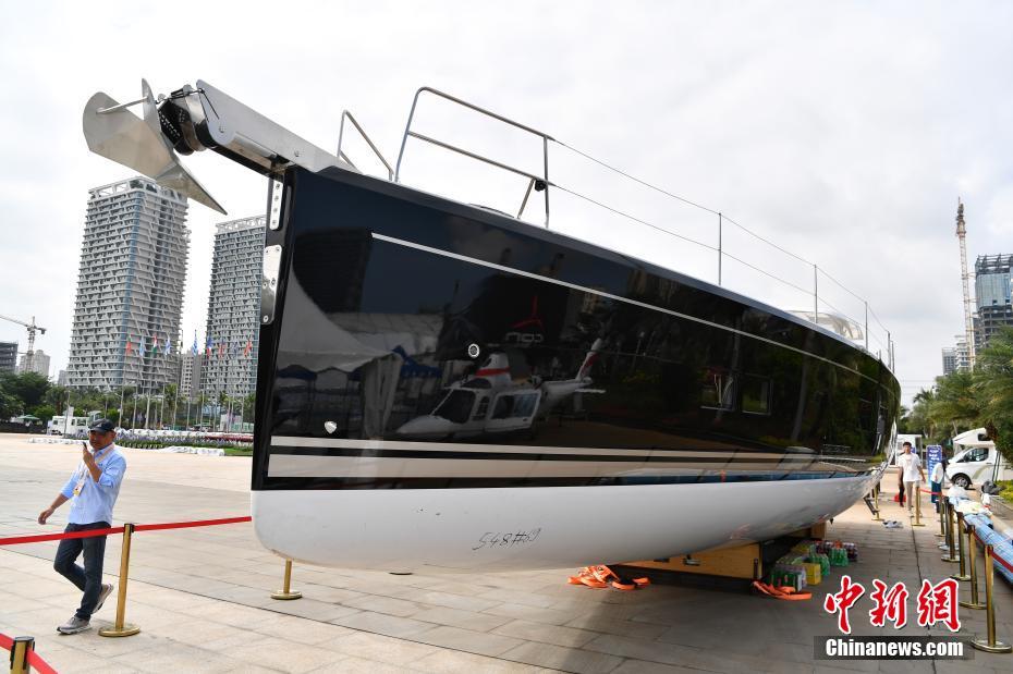 Centenas de iates são exibidos na primeira Exposição Internacional de Produtos de Consumo da China