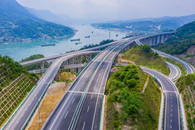 Auto-estrada ao longo do projeto das Três Gargantas será aberta à circulação em breve