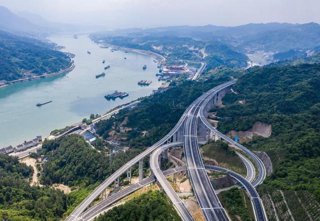 Auto-estrada ao longo do projeto das Três Gargantas será aberta à circulação em breve