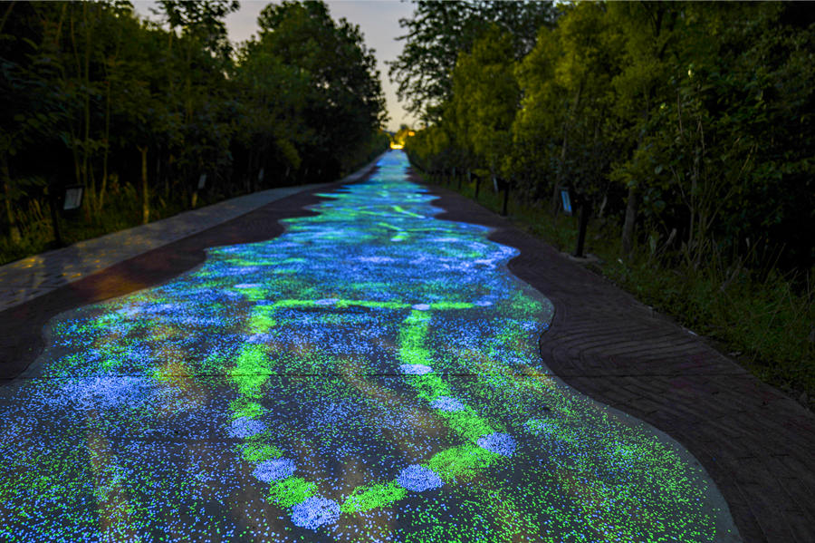 Chongqing: Caminho fluorescente brilha sob céu noturno 