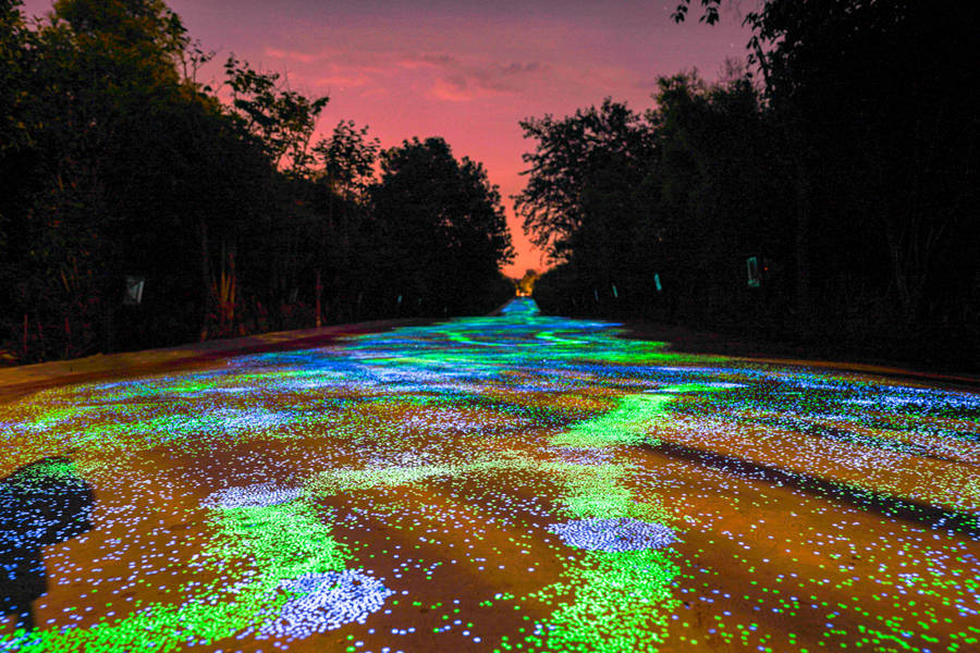 Chongqing: Caminho fluorescente brilha sob céu noturno 