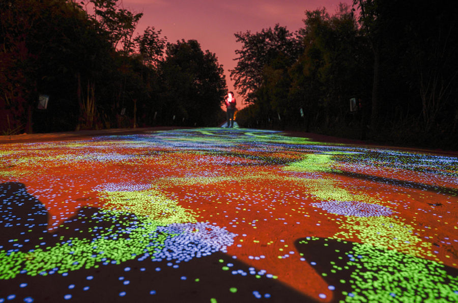 Chongqing: Caminho fluorescente brilha sob céu noturno 