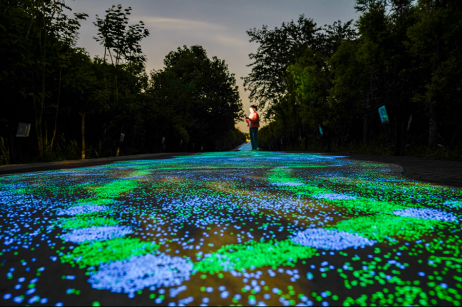 Chongqing: Caminho fluorescente brilha sob céu noturno 