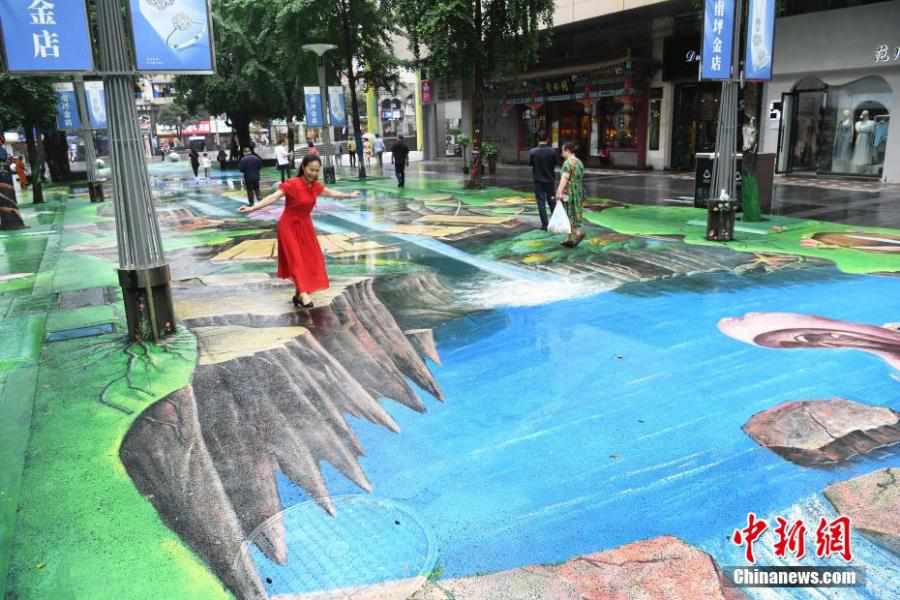 Chongqing exibe pinturas 3D de pavimento com tema de natureza