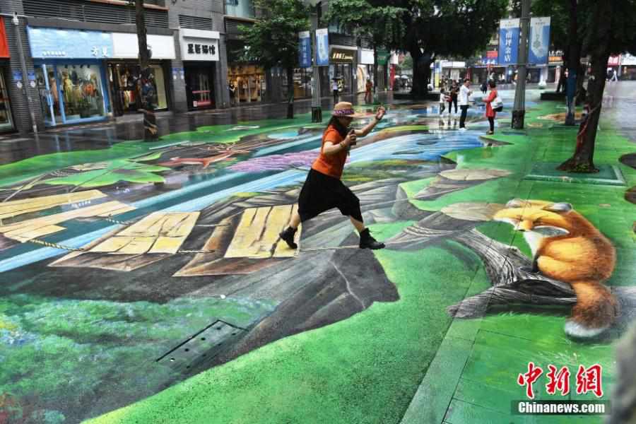 Chongqing exibe pinturas 3D de pavimento com tema de natureza