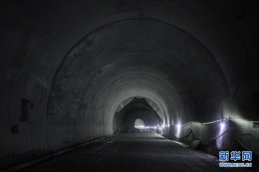 Rodovia através do cânion mais profundo do mundo é concluída no Tibete