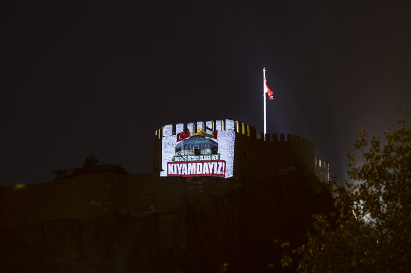 Iluminação em prédios pelo mundo exige fim do conflito entre israelenses e palestinos 