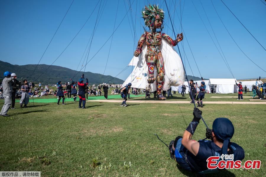 Japão: fantoche gigante desvendado em evento cultural das Olimpíadas de Tóquio em Iwate