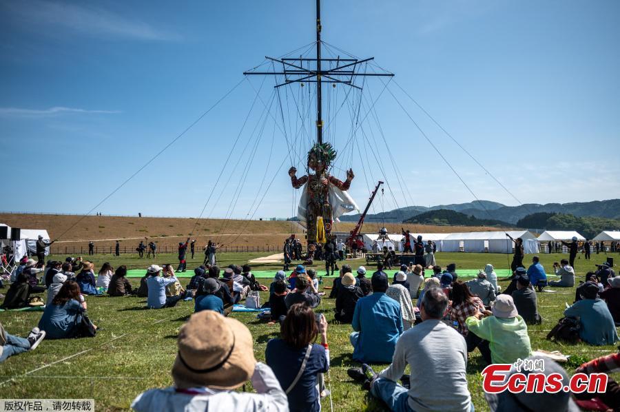 Japão: fantoche gigante desvendado em evento cultural das Olimpíadas de Tóquio em Iwate