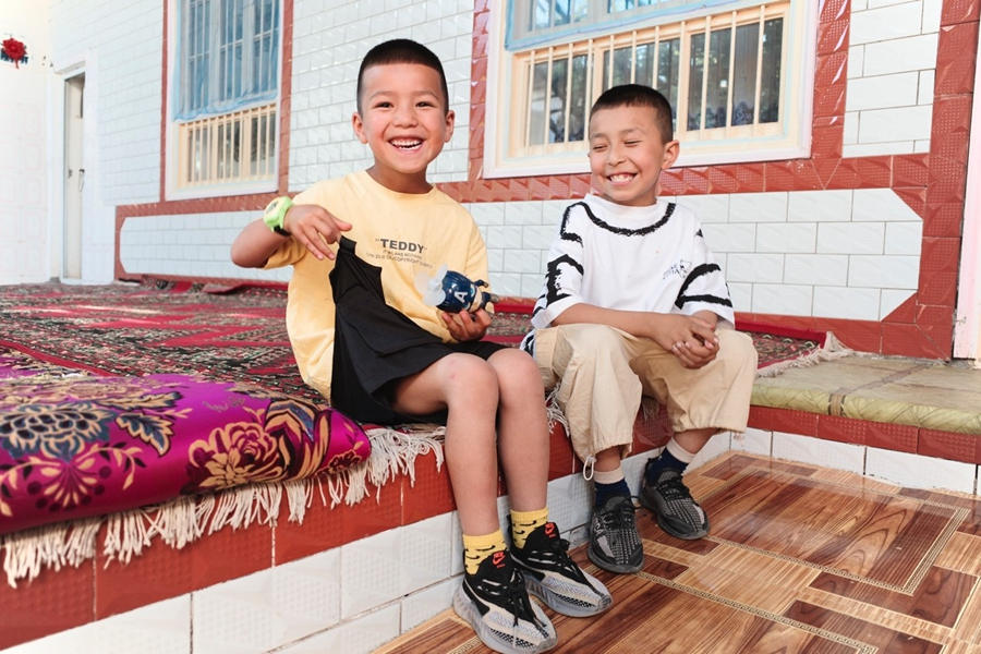 Crianças sorridentes em Xinjiang 