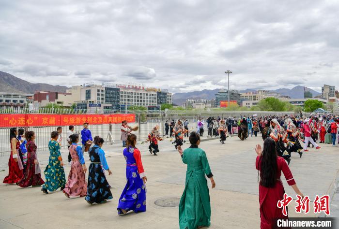 Tibete: Primeiro trem especial turístico chega a Lhasa   