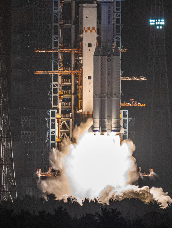 Cargueiro espacial Tianzhou-2 atraca no módulo da estação espacial chinesa