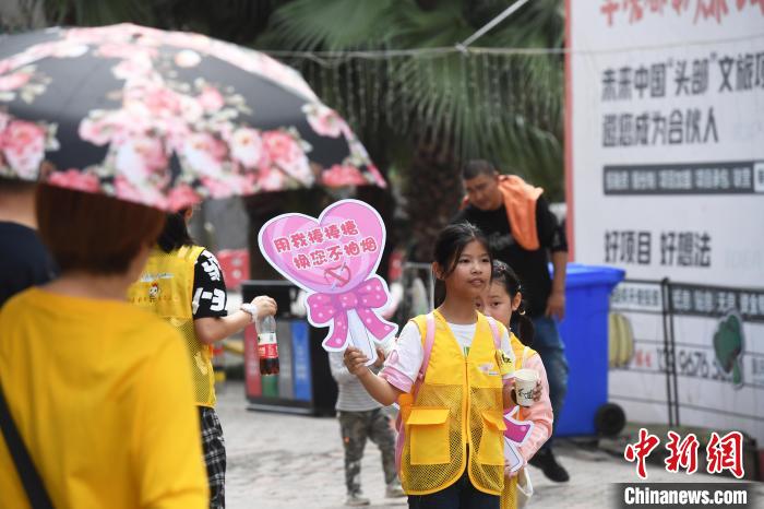 Dia Mundial sem Tabaco: Crianças em Chongqing apelam às pessoas que troquem tabaco por doce 