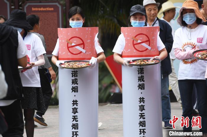 Dia Mundial sem Tabaco: Crianças em Chongqing apelam às pessoas que troquem tabaco por doce 