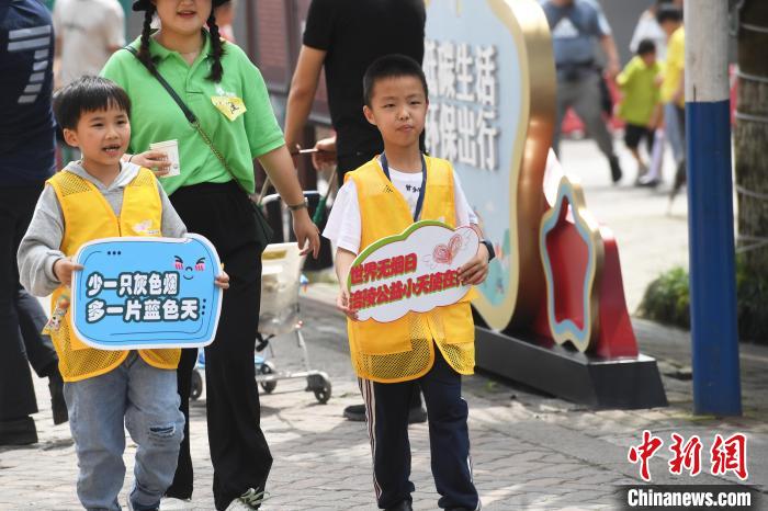 Dia Mundial sem Tabaco: Crianças em Chongqing apelam às pessoas que troquem tabaco por doce 