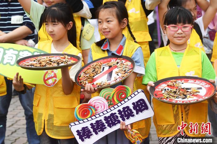 Dia Mundial sem Tabaco: Crianças em Chongqing apelam às pessoas que troquem tabaco por doce 