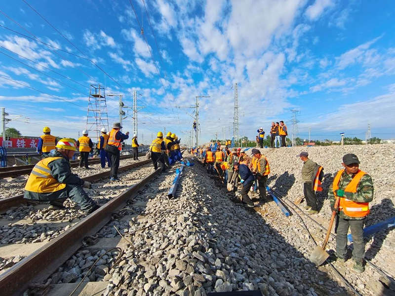 10.000 trabalhadores adaptam ferrovia em Liaoning em 24 horas