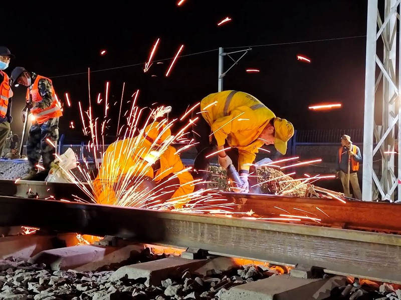 10.000 trabalhadores adaptam ferrovia em Liaoning em 24 horas