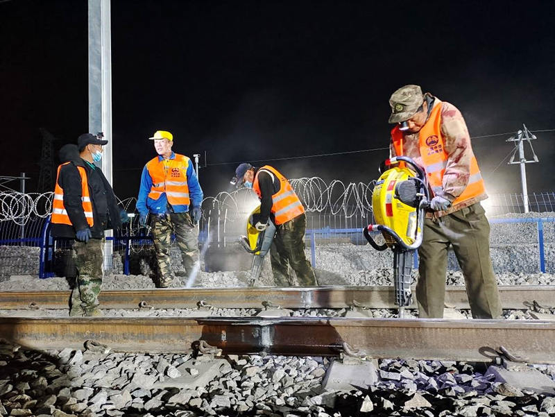 10.000 trabalhadores adaptam ferrovia em Liaoning em 24 horas