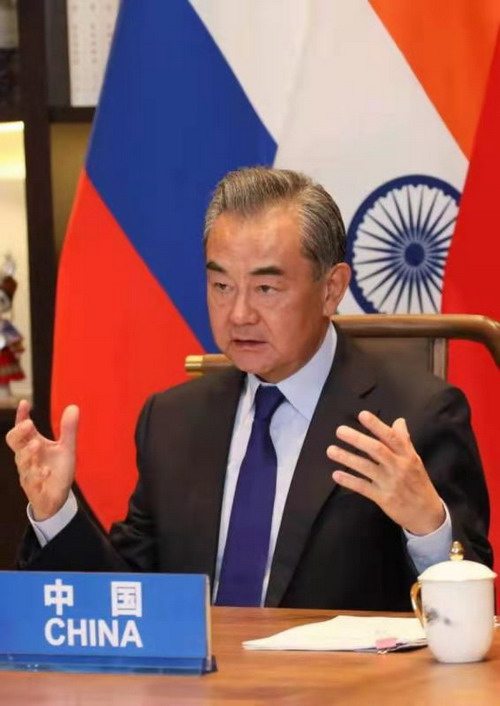 Wang Yi participa na reunião de chanceleres do BRICS