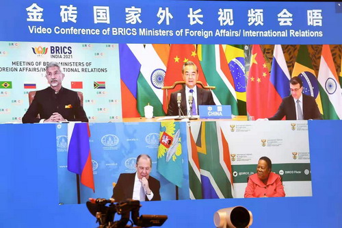 Wang Yi participa na reunião de chanceleres do BRICS