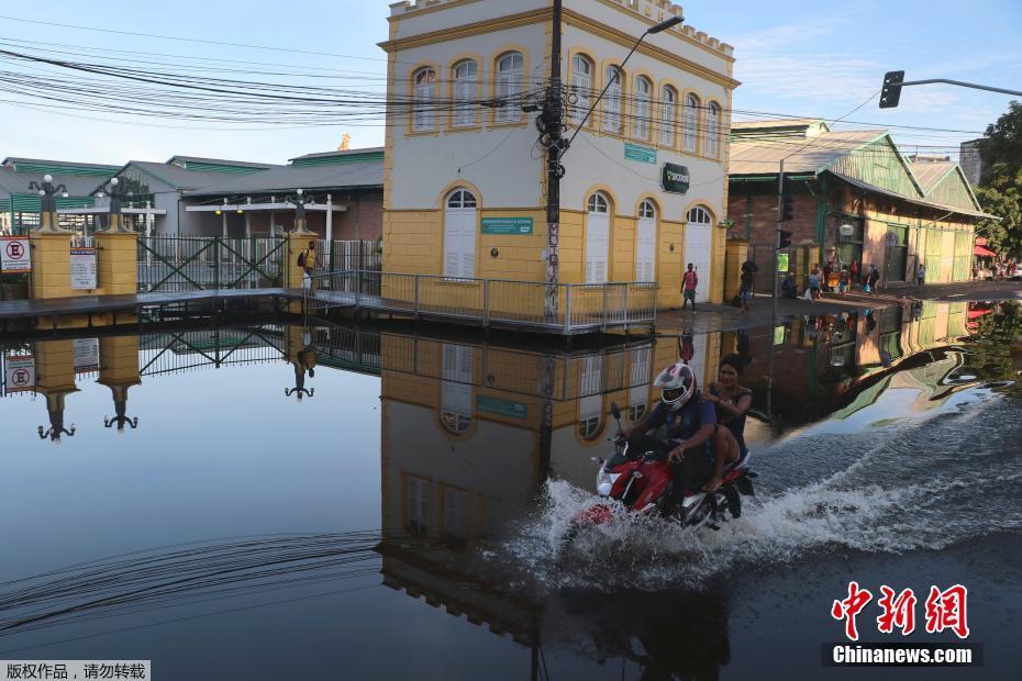 Brasil: Elevação do nível do rio causa inundações em Manaus