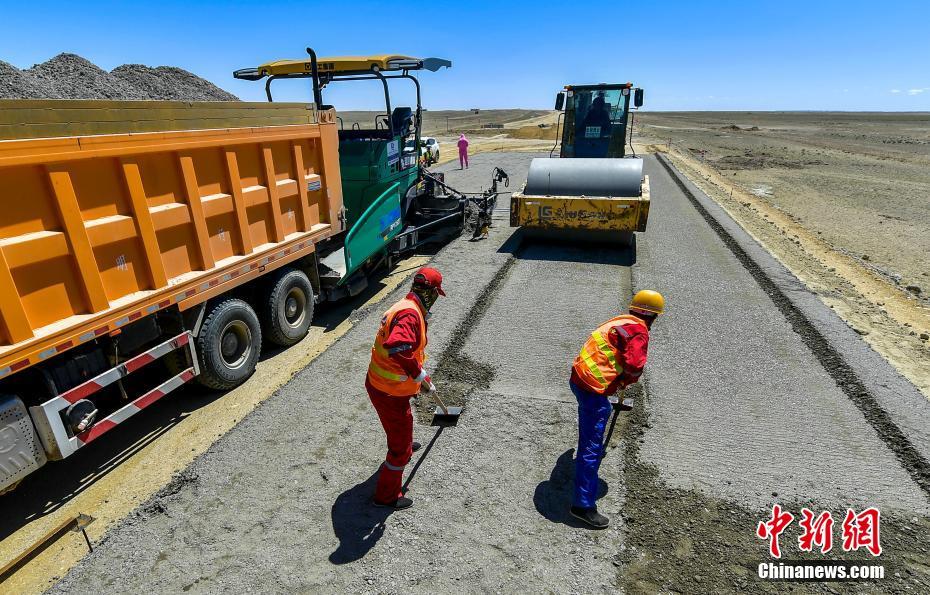 Xinjiang: Construção da primeira rodovia deserta em andamento