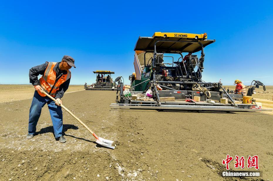 Xinjiang: Construção da primeira rodovia deserta em andamento