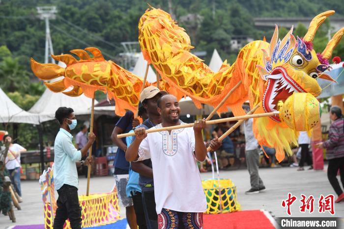 Estudantes estrangeiros experimentam cultura tradicional chinesa do Festival do Barco do Dragão