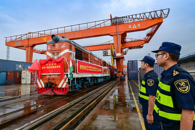 China inaugura rota de trem de carga para Hungria