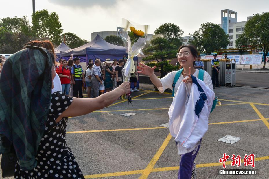 China: estudantes celebram com seus pais o fim do vestibular 