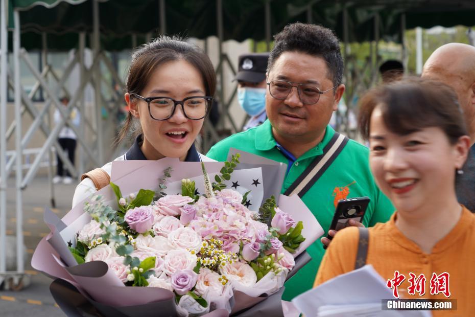 China: estudantes celebram com seus pais o fim do vestibular 