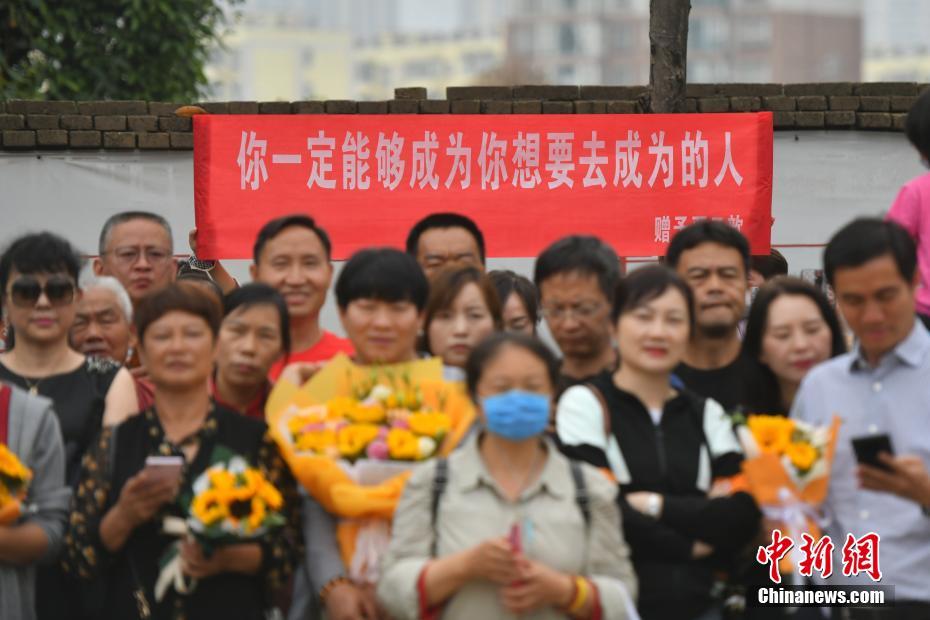 China: estudantes celebram com seus pais o fim do vestibular 