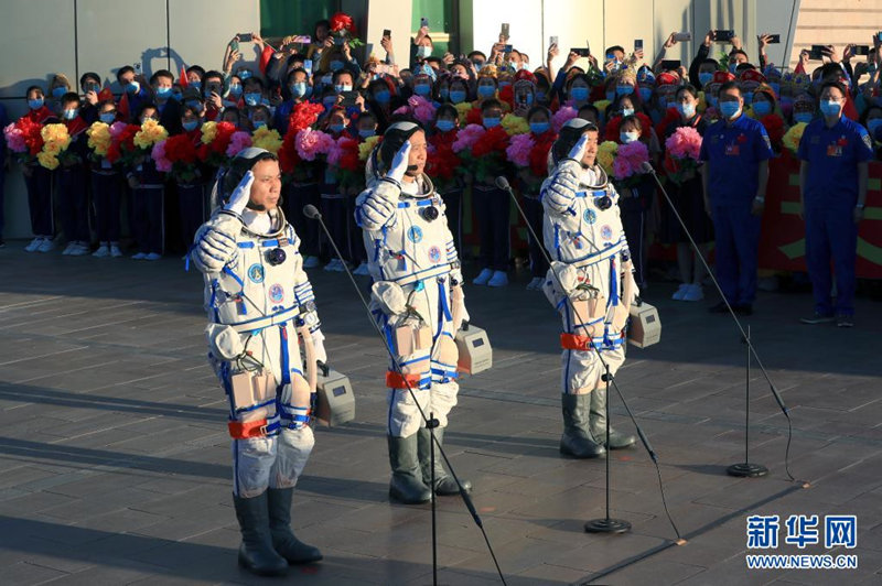 Realizada cerimônia de despedida para astronautas chineses da missão Shenzhou-12