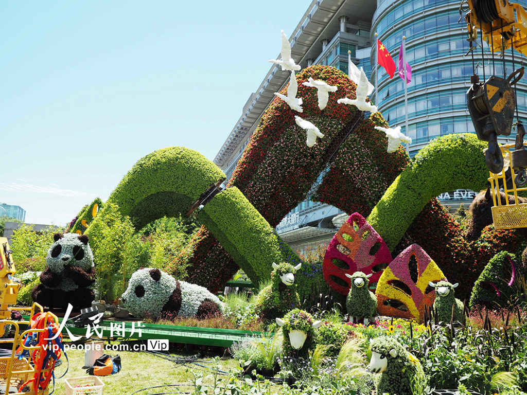 Canteiros de flores instalados em Beijing para celebrar o 100º aniversário da fundação do PCCh