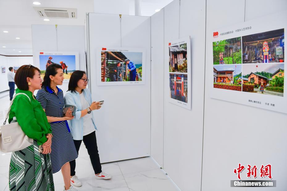 Exposição de fotografia para celebrar 100º aniversário da fundação do Partido Comunista da China é realizada em Beijing