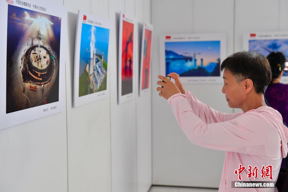 Exposição de fotografia para celebrar 100º aniversário da fundação do Partido Comunista da China é realizada em Beijing