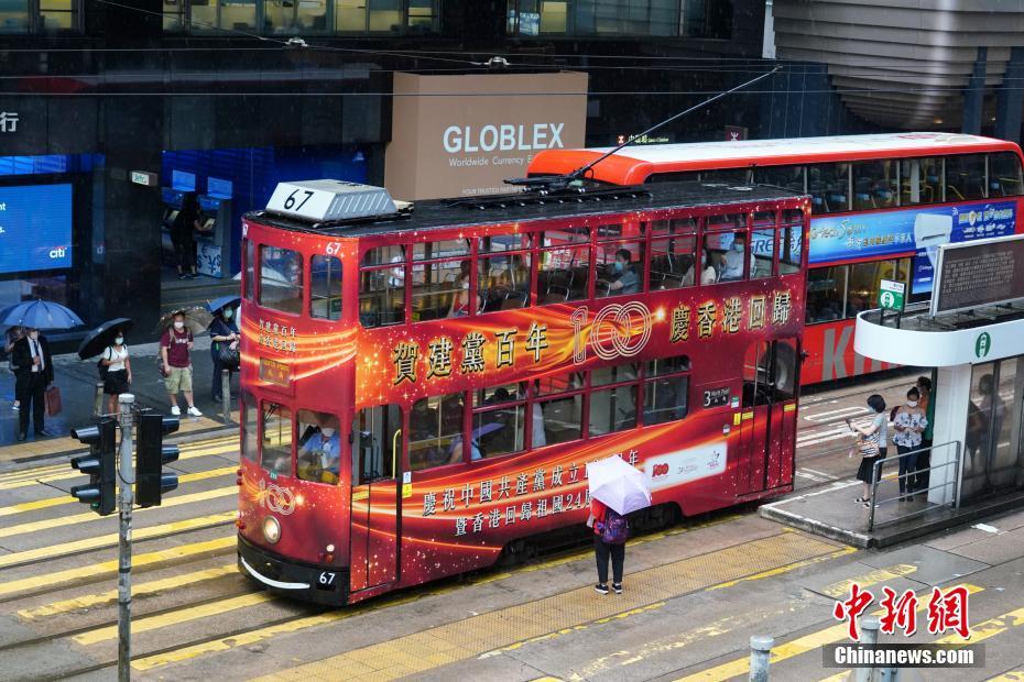 Ônibus de Hong Kong decorados para celebrar o 100º aniversário da fundação do PCCh