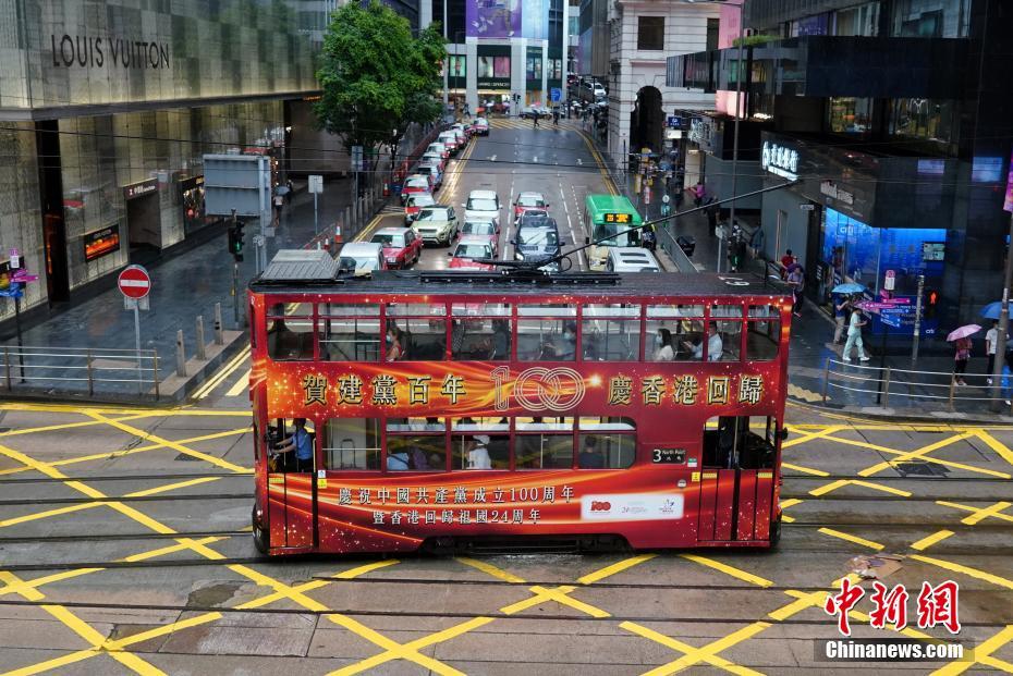 Ônibus de Hong Kong decorados para celebrar o 100º aniversário da fundação do PCCh