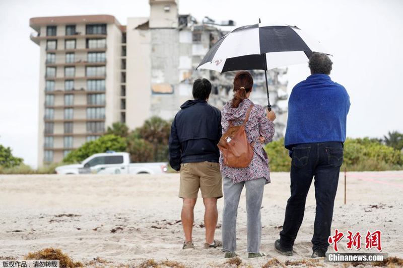 Prédio desmorona parcialmente na região de Miami