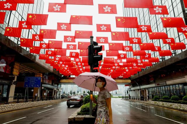 Hong Kong celebra aniversário do retorno à pátria com show de bandeiras