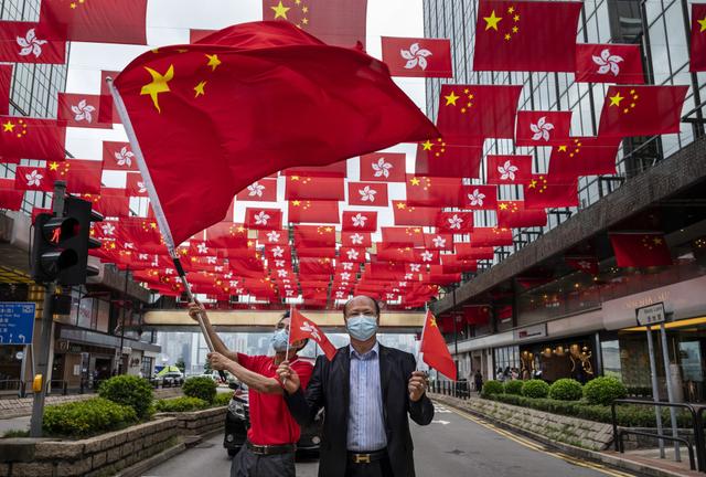 Hong Kong celebra aniversário do retorno à pátria com show de bandeiras