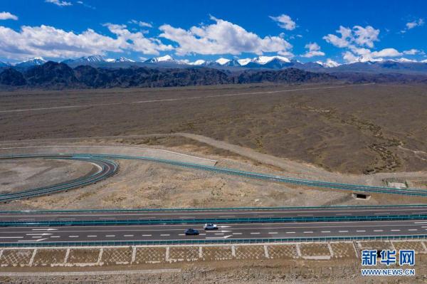 China inaugura via expressa mais longa do mundo através do deserto