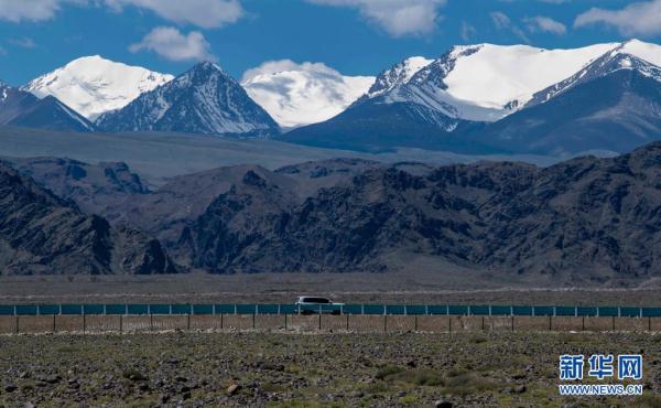 China inaugura via expressa mais longa do mundo através do deserto