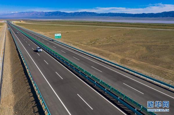 China inaugura via expressa mais longa do mundo através do deserto