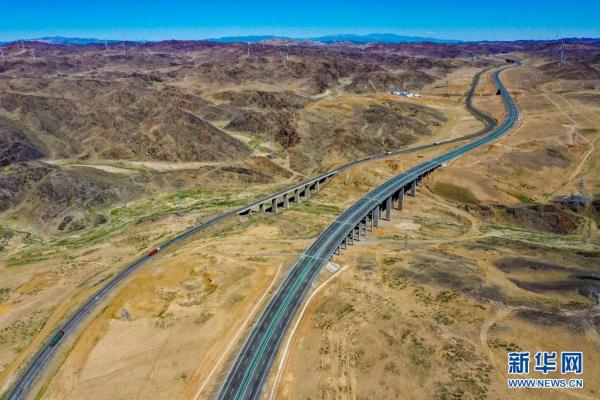 China inaugura via expressa mais longa do mundo através do deserto