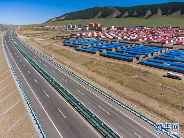 China inaugura via expressa mais longa do mundo através do deserto