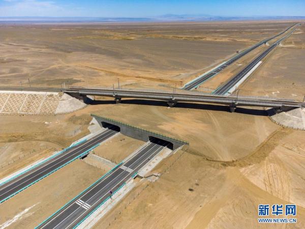 China inaugura via expressa mais longa do mundo através do deserto