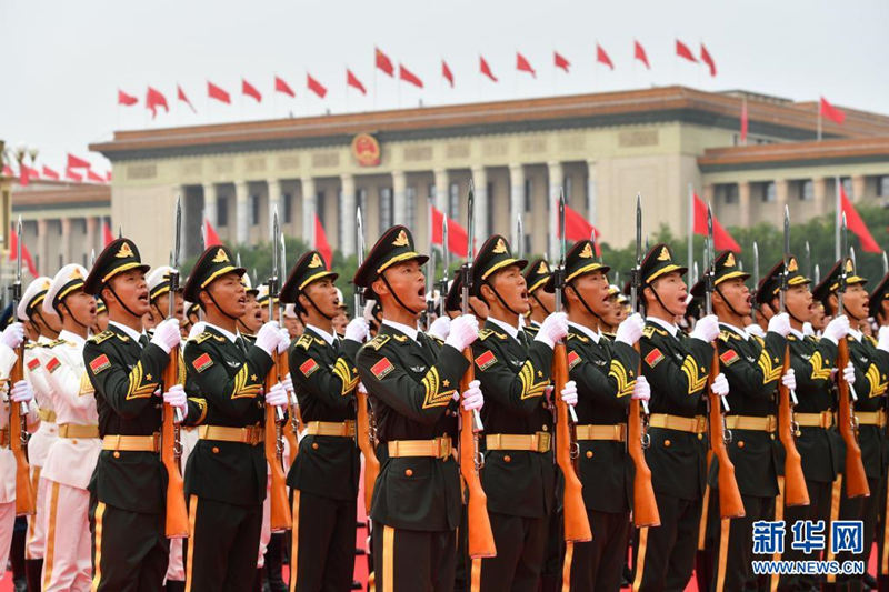 Cerimônia de hasteamento da bandeira nacional é realizada na Praça Tian'anmen durante cerimônia do centenário do PCCh