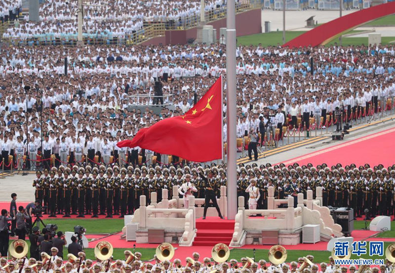 Cerimônia de hasteamento da bandeira nacional é realizada na Praça Tian'anmen durante cerimônia do centenário do PCCh